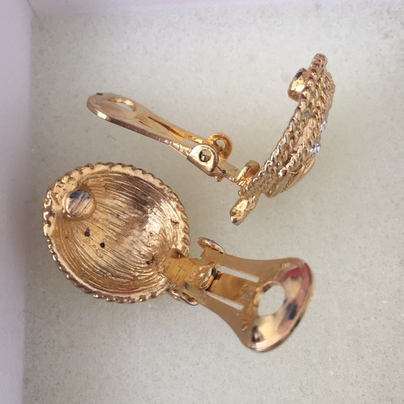 Fashion Clip On Earrings - Picture 3 of 3